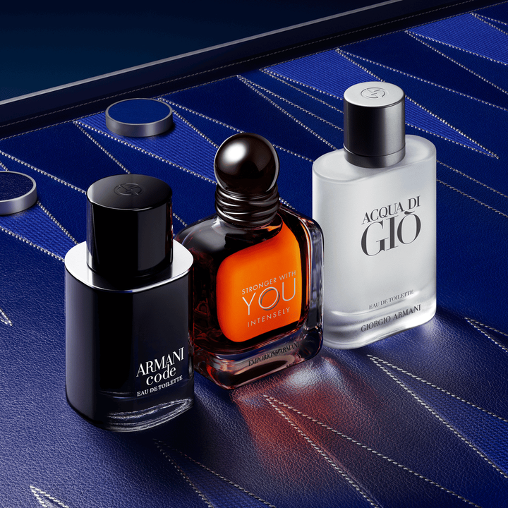 Ein edles Trio maskuliner Armani-Ikonen: Armani Code, Stronger With You Powerfully und Acqua di Gio. Die Flakons stehen auf tiefblauem Leder mit geometrischen Couture-Mustern und verkorpern absolute maskuline Eleganz und Raffinesse.