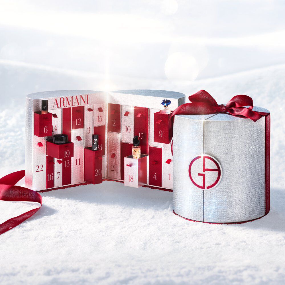 Geoffneter Armani Beauty Adventskalender 2026 in Silber- und Rottonen im Schnee, mit 24 Uberraschungen fur die Festtage.