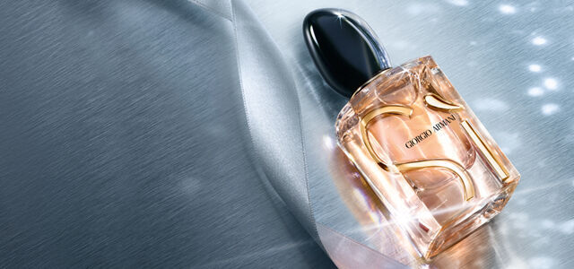 Giorgio Armani Parfumflasche auf geburstetem Metallhintergrund.