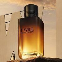Flakon des Parfums I Will von Giorgio Armani in bernstein- und goldfarbenen Tonen vor einem Sonnenuntergangshimmel