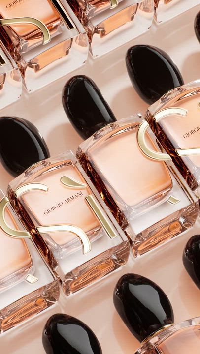 Viele SI PARFUM ordentlich arrangiert.