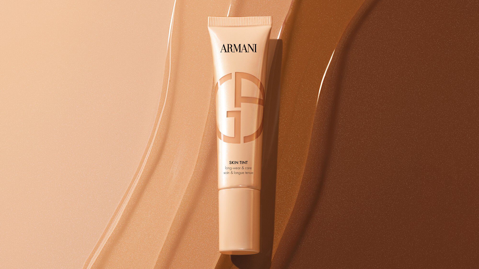 Armani Skin Tint Tube auf flussigen Foundation-Swatches in verschiedenen Farbtonen.