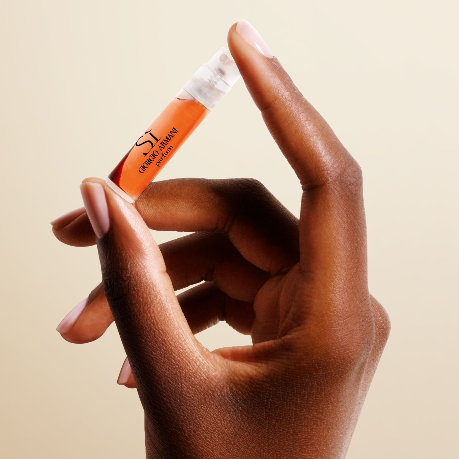 Eine Hand, die eine Probe des Parfums Si von Giorgio Armani halt.