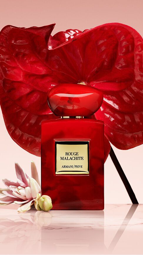 Armani/Prive Rouge Malachite: ein leidenschaftlich roter Flakon mit organischer Marmorierung, gekront von einer lebendigen Anthurie, die die pulsierende Energie und fleischliche Warme der Tuberose symbolisiert.
