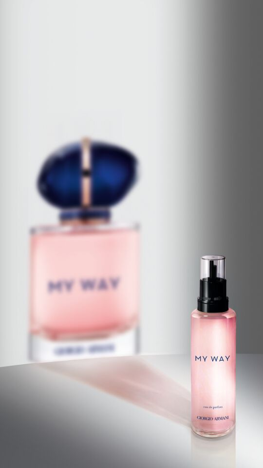 Eine Nachfullflasche fur das Giorgio Armani My Way Parfum. Der Schatten erinnert an die Originalflasche.