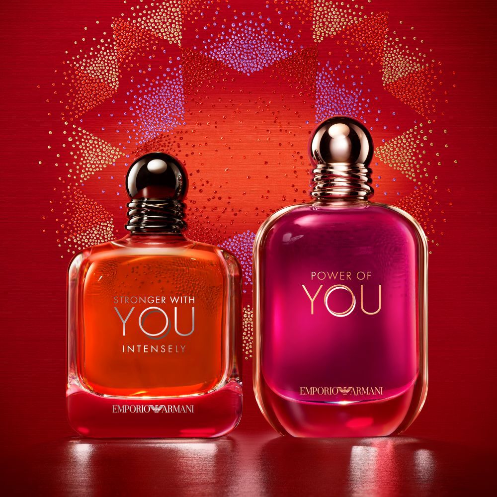 Zwei Emporio-Armani-Dufte, Stronger With You Intensely und Power of You, vor festlichem rotem Hintergrund.​