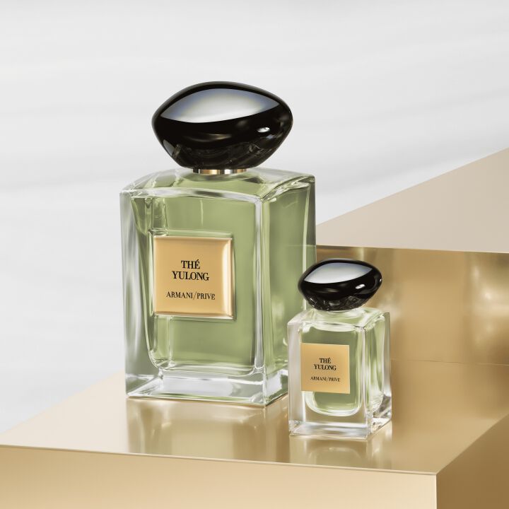 Zwei Flakons des Armani Prive The Yulong Parfums auf einem goldenen Podest.