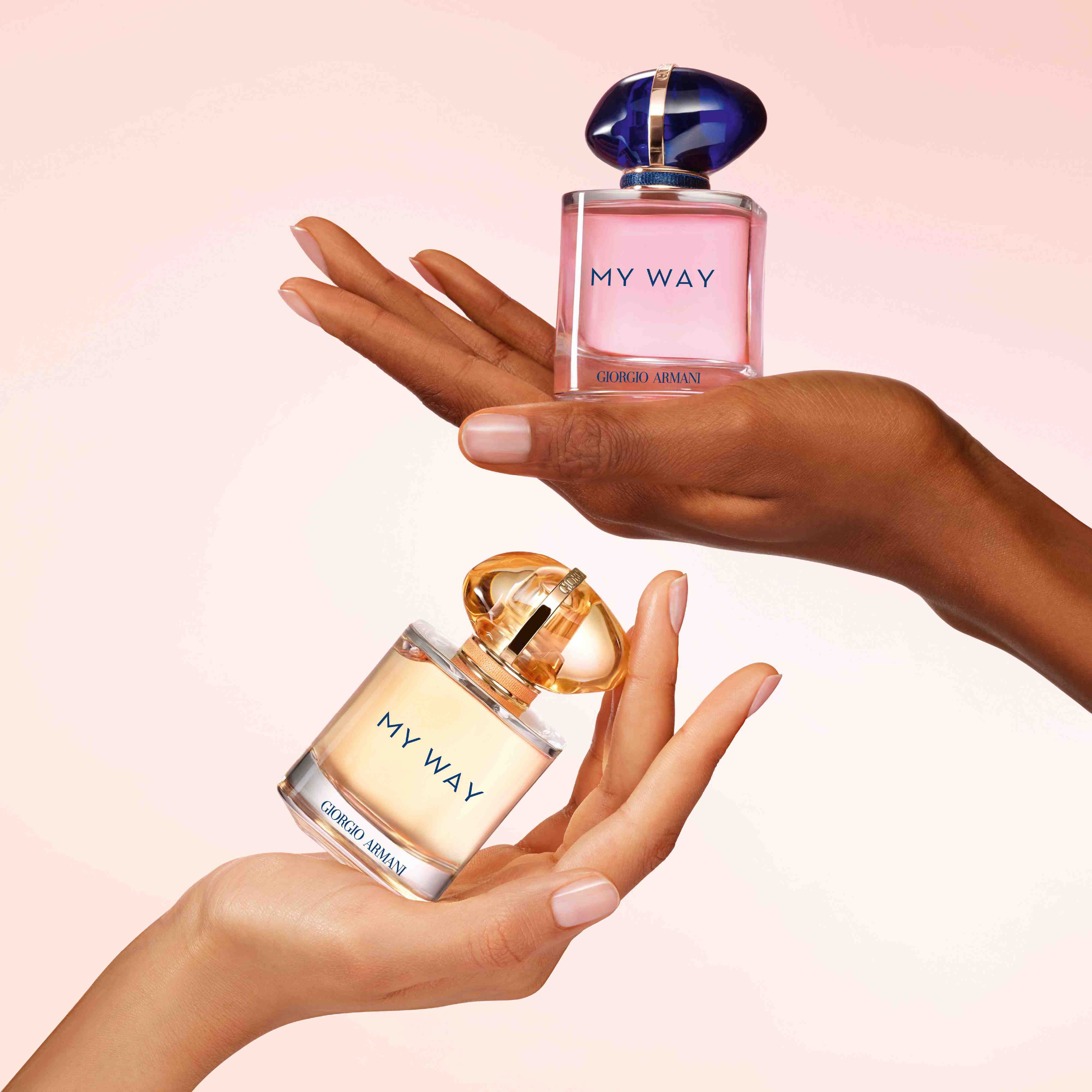 Zwei Hande mit unterschiedlichen Hauttonen, die jeweils einen Flakon des Duftes My Way von Giorgio Armani halten.