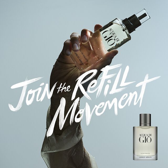 Ein kraftvolles Bild: Eine Hand halt den Acqua di Gio Nachfullflakon vor den Himmel, mit dem Schriftzug „Join the Refill Movement“. Ein Symbol fur nachhaltigen Luxus und zeitlose Armani-Frische in vollendeter Form.