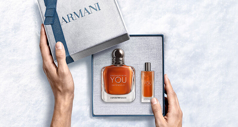 Parfumflakon Giorgio Armani „Acqua di Gio“ mit einer texturierten blauen Armani-Geschenkbox.