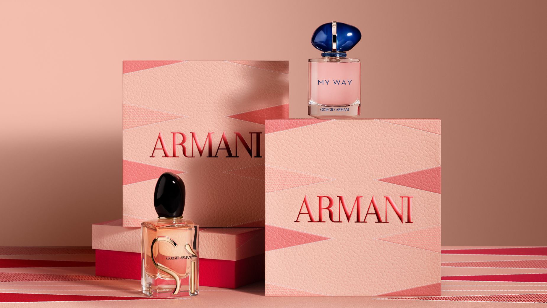 Parfumflakons Giorgio Armani „Si“ und „My Way“ prasentiert mit dekorativen Armani-Geschenkboxen.