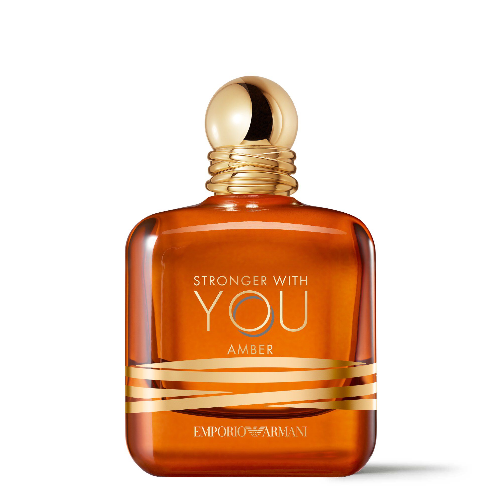 Emporio Armani Stronger With You Amber Parfumflasche mit Goldkappe vor weißem Hintergrund