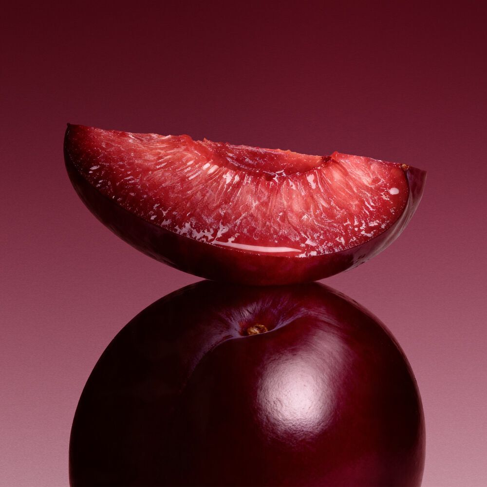 Red plum visual inspired by the fruity signature of Cuir Rubis.