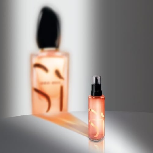 Ein elegantes Set von Giorgio Armani Parfümflaschen, das die Sorten 'Sì' und 'Sì Intense' zeigt.