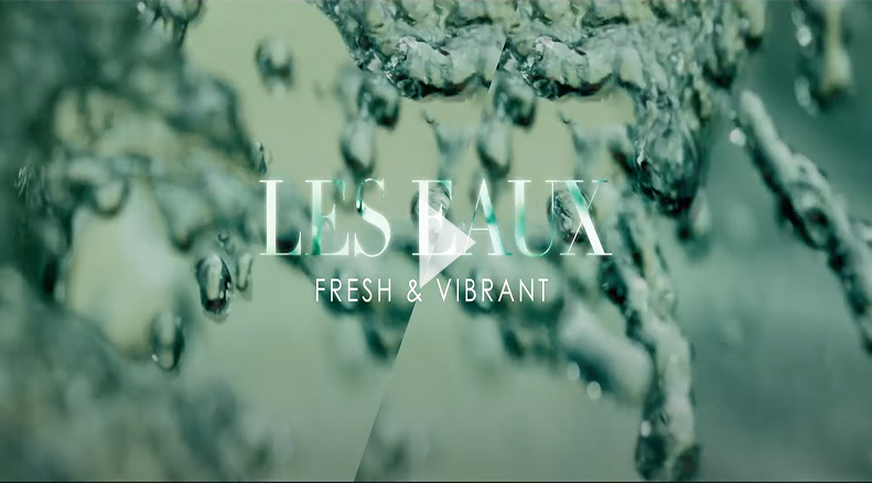 Bewegtes Wasser mit dem Text 'LES EAUX - FRESH & VIBRANT' im Vordergrund.